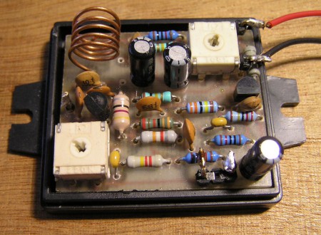 Zde je varikap D1 přibodnut ze strany spojů.